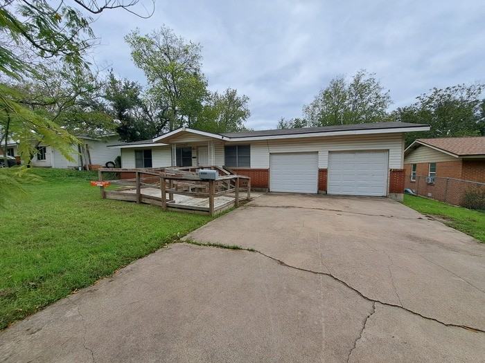 2516 Mears Dr - Photo 2 of 12