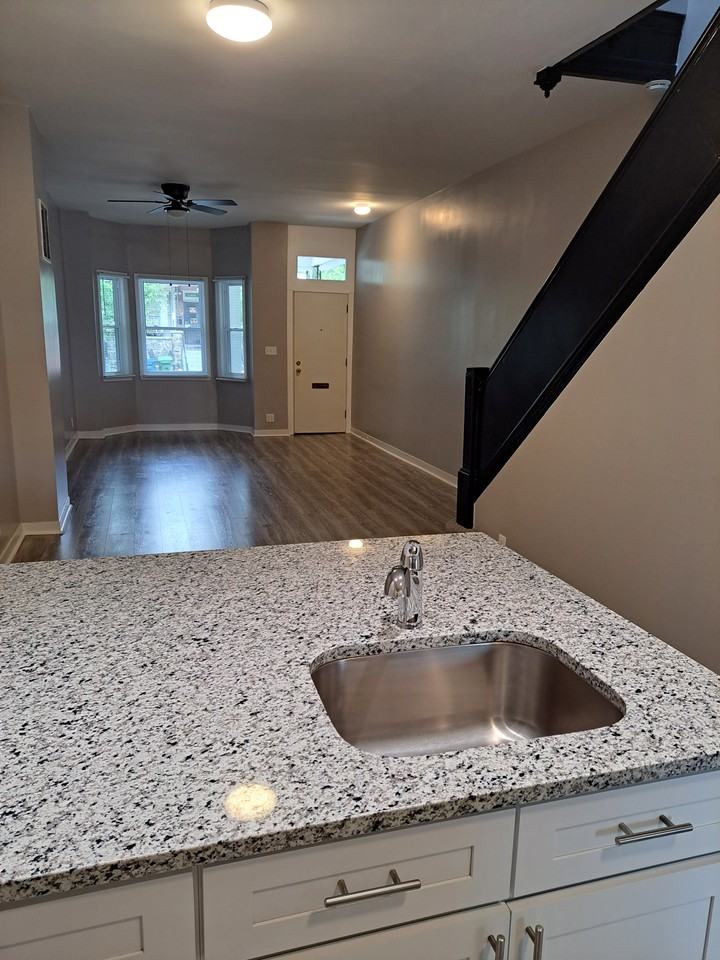 2929 W Mosher St #NA - Photo 3 of 6