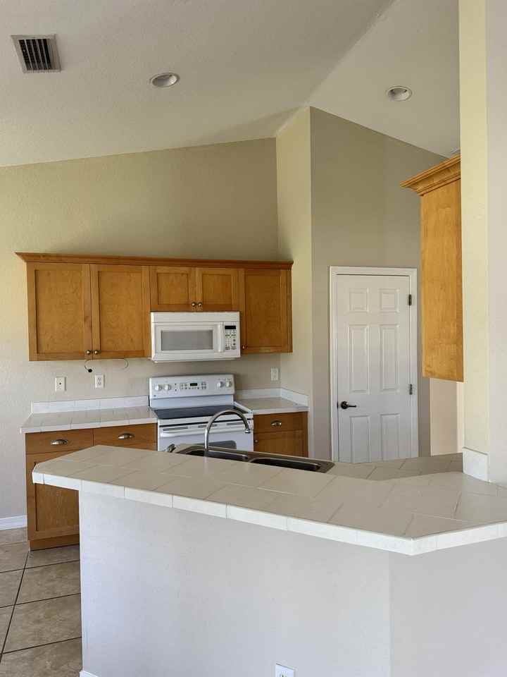 3927 Sw 16th Pl #1 - Photo 3 of 31