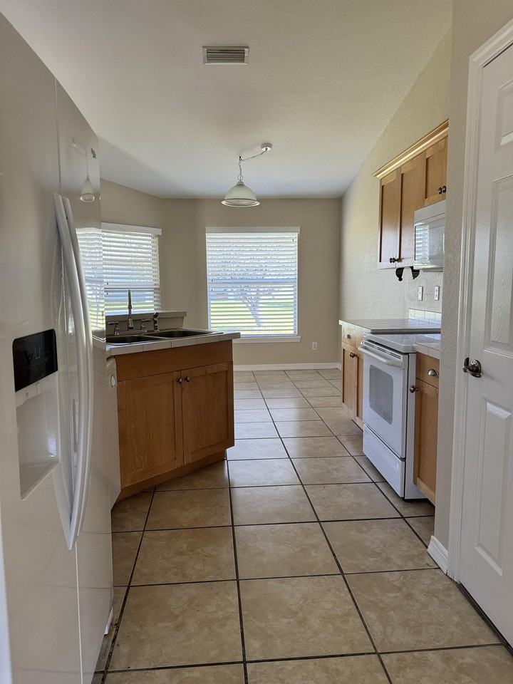 3927 Sw 16th Pl #1 - Photo 4 of 31