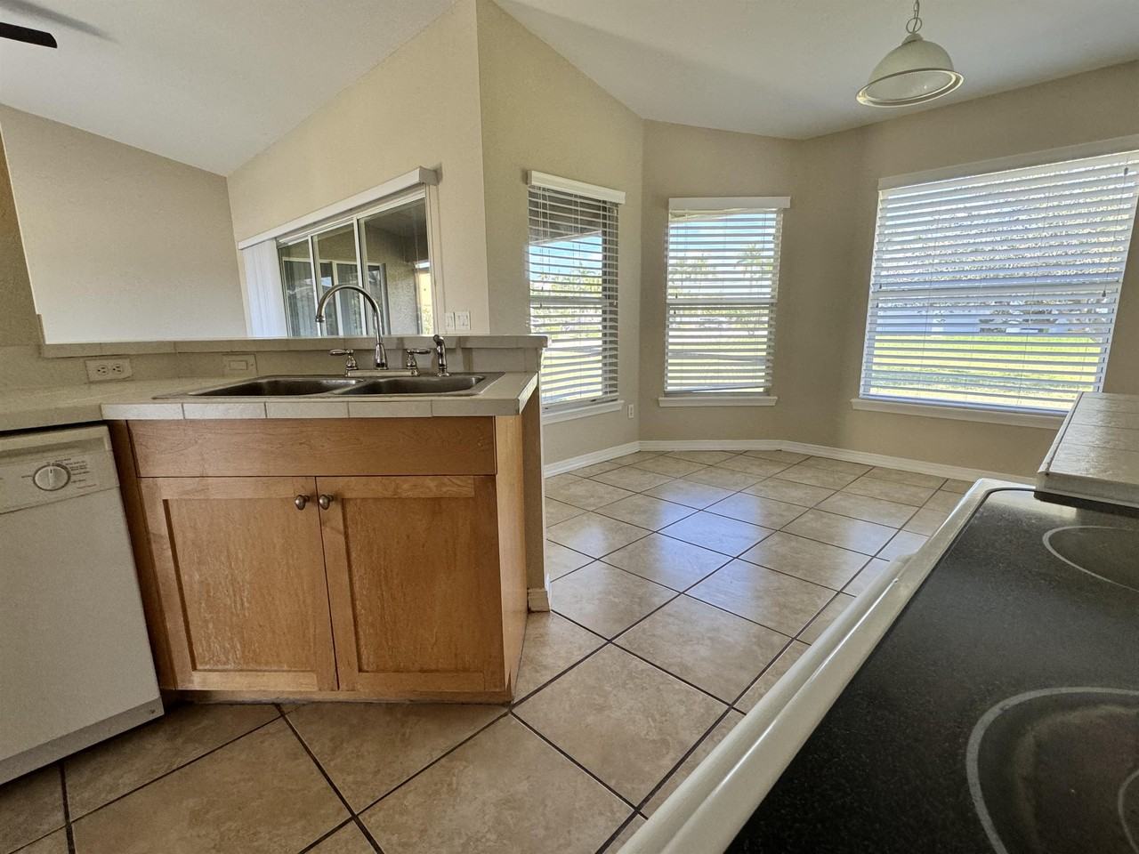 3927 Sw 16th Pl #1 - Photo 5 of 31