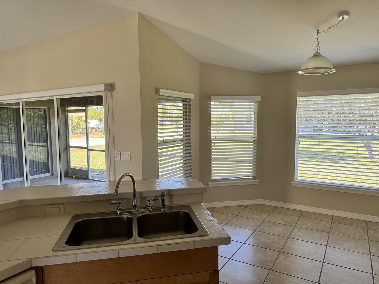 3927 Sw 16th Pl #1 - Photo 6 of 31