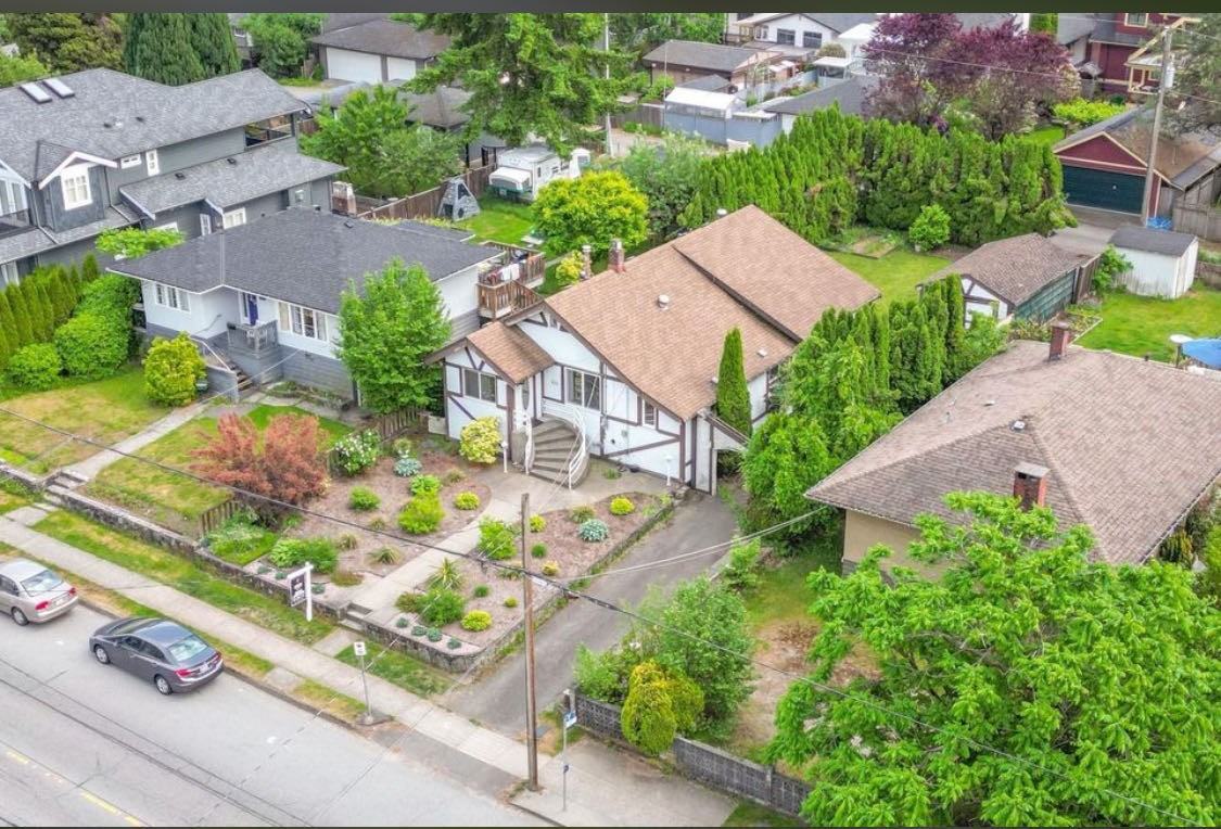 411 15th Street East, North Vancouver, BC V7L 2R9, CAN 4 bedroom