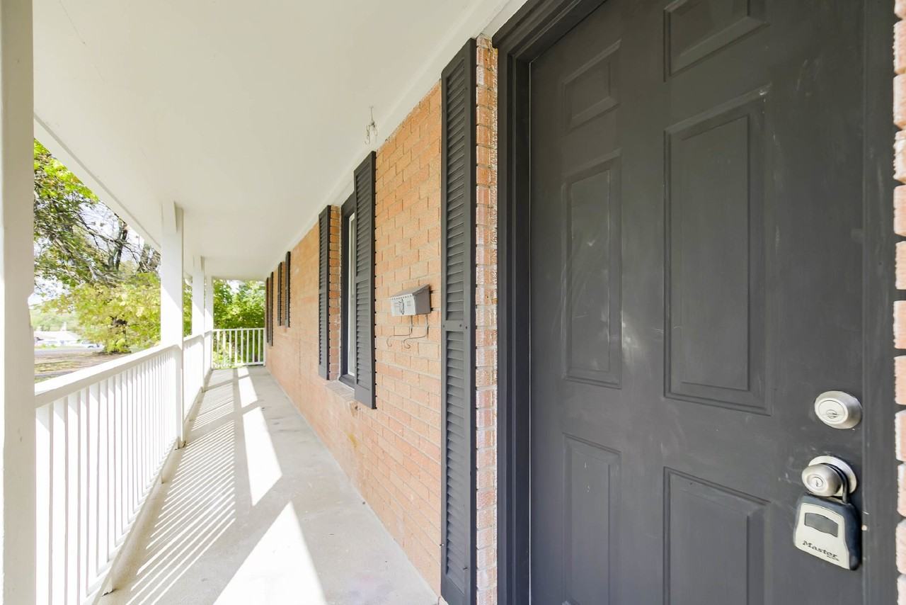 2523 S Overton Ave - Photo 3 of 17