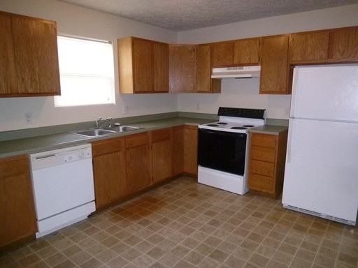 673 N 25th St - Photo 3 of 6