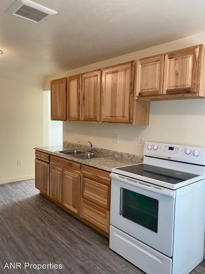 1014 N Lincoln Ave - Photo 3 of 9