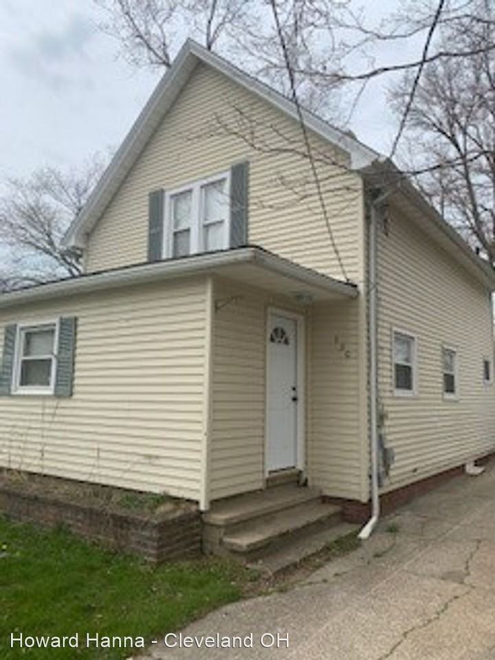 130 Hayward Ave, Conneaut, OH 44030 2 Bedroom House for 1,000/month
