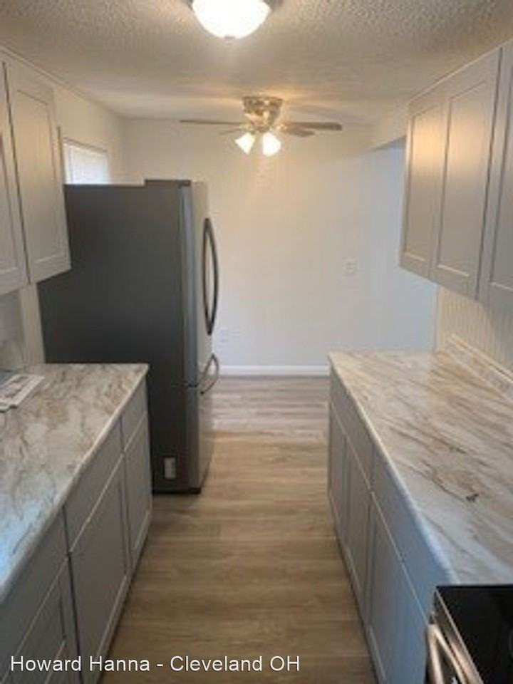 130 Hayward Ave - Photo 2 of 17