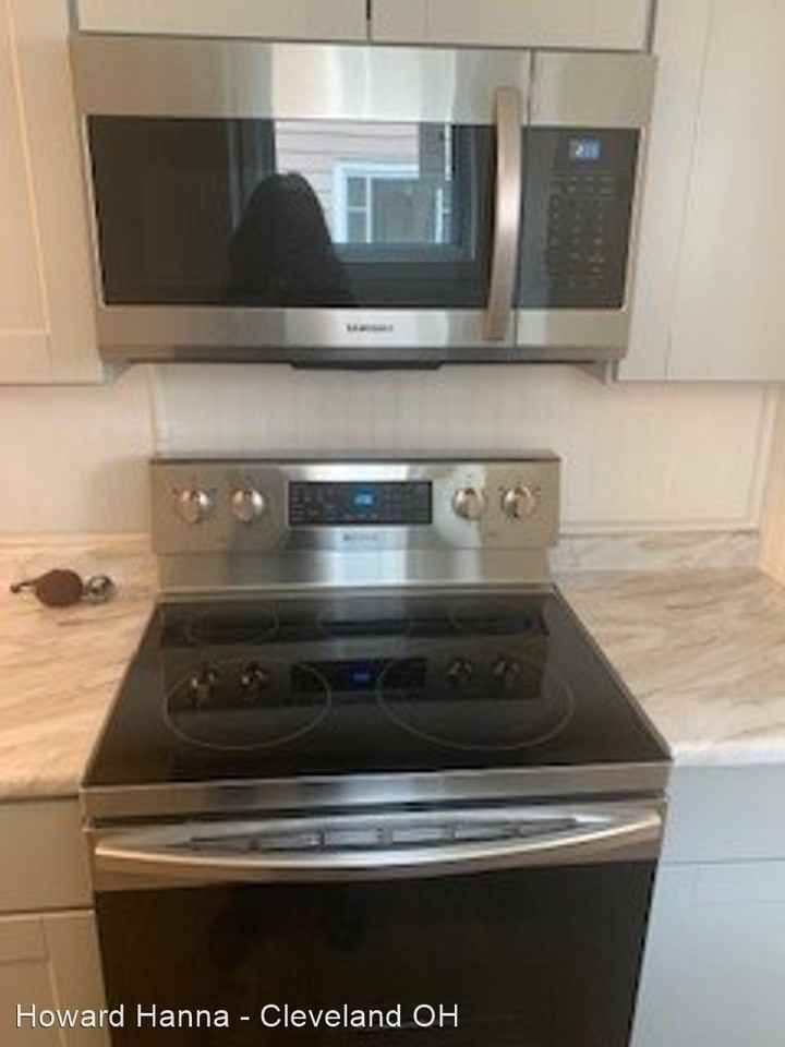 130 Hayward Ave - Photo 3 of 17