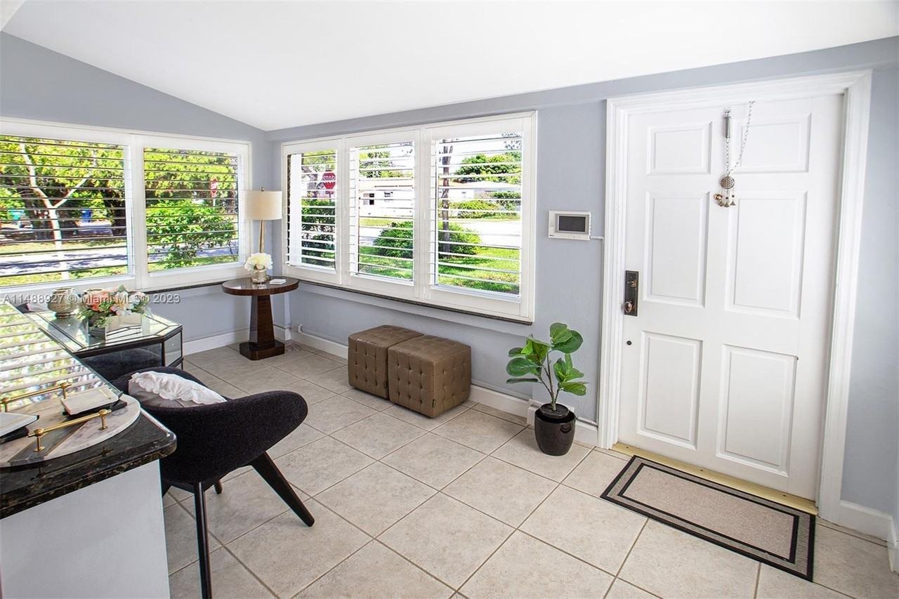 4290 Sw 11th St - Photo 2 of 8