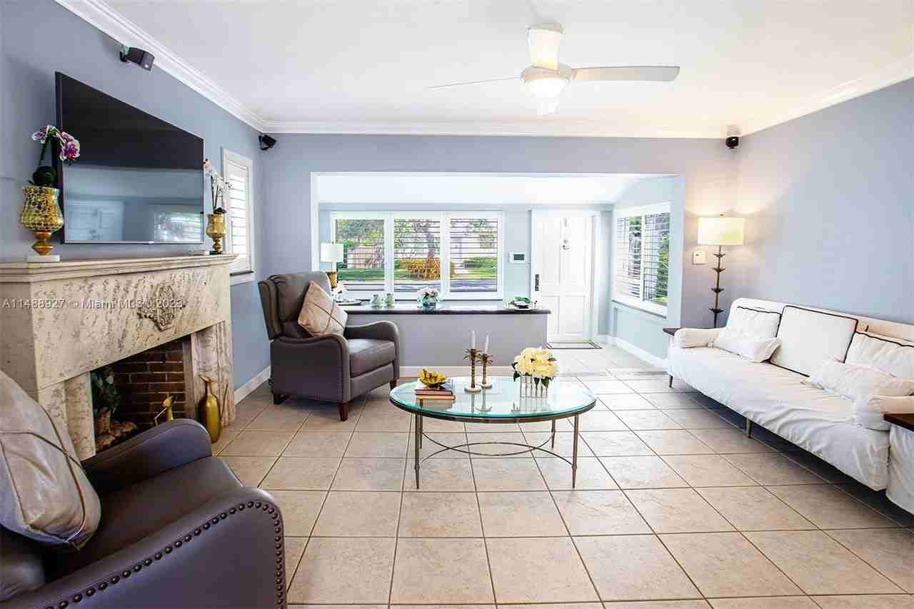 4290 Sw 11th St - Photo 3 of 8