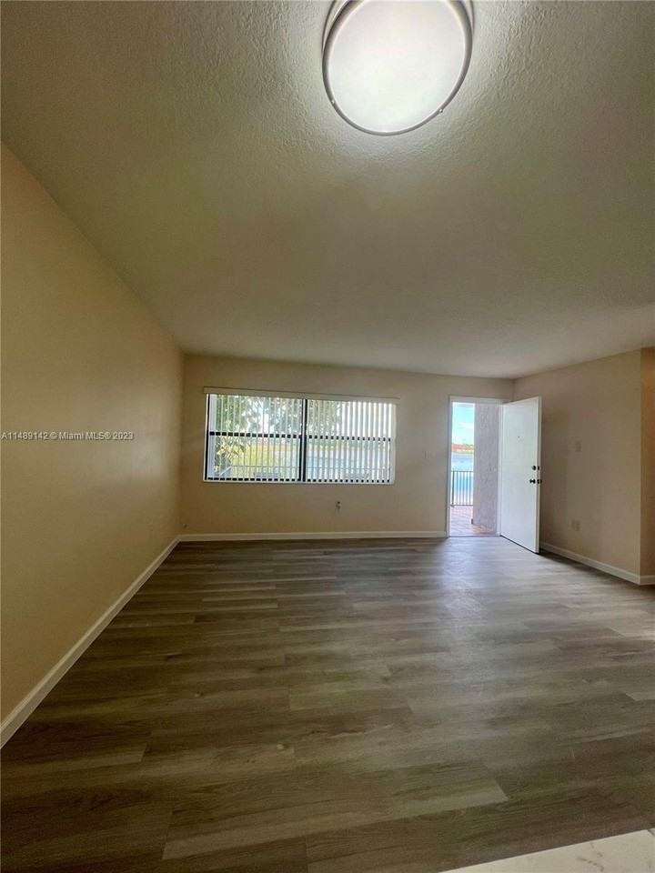13391 Sw 17th Ln #1-4 - Photo 3 of 8