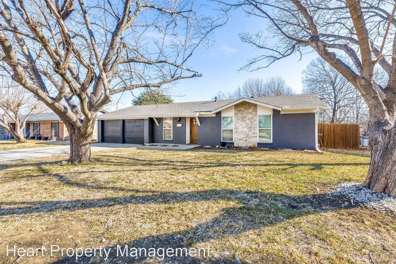 409 Live Oak Dr - Photo 2 of 25