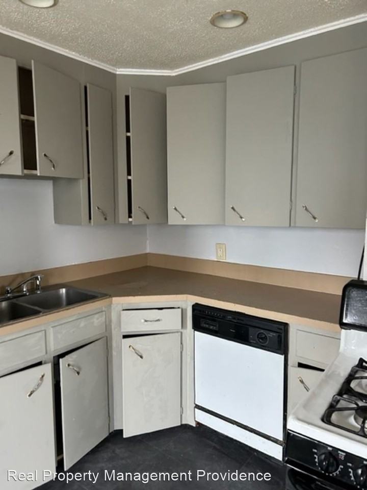 212 Welles Street - Photo 3 of 8