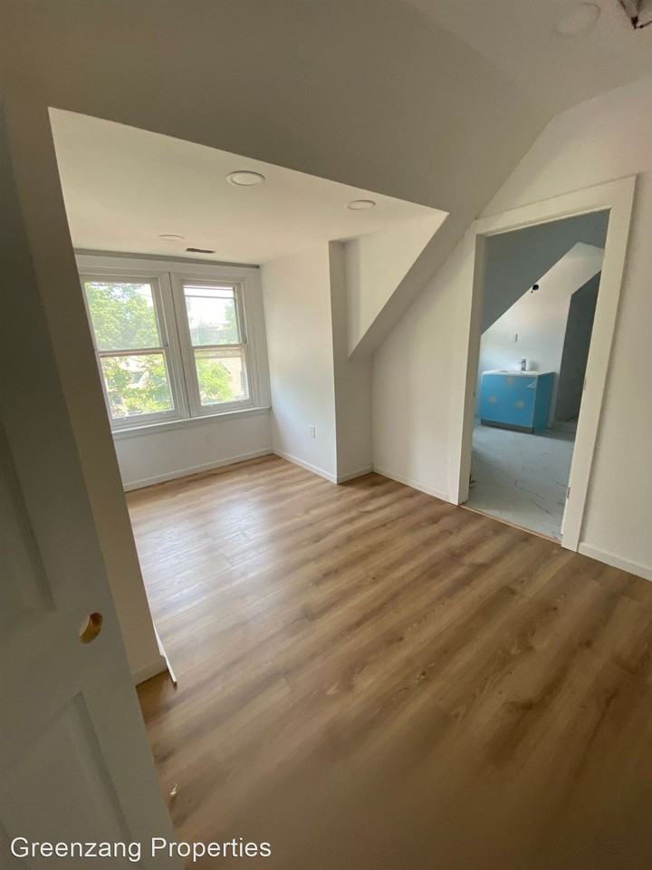260 West Johnson Street - Photo 2 of 41