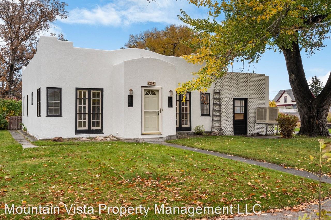 219 S Pine St - Photo 3 of 23