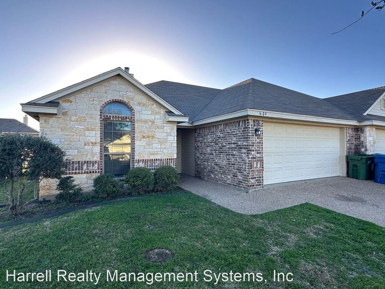 619 Monticello Cir - Photo 2 of 14