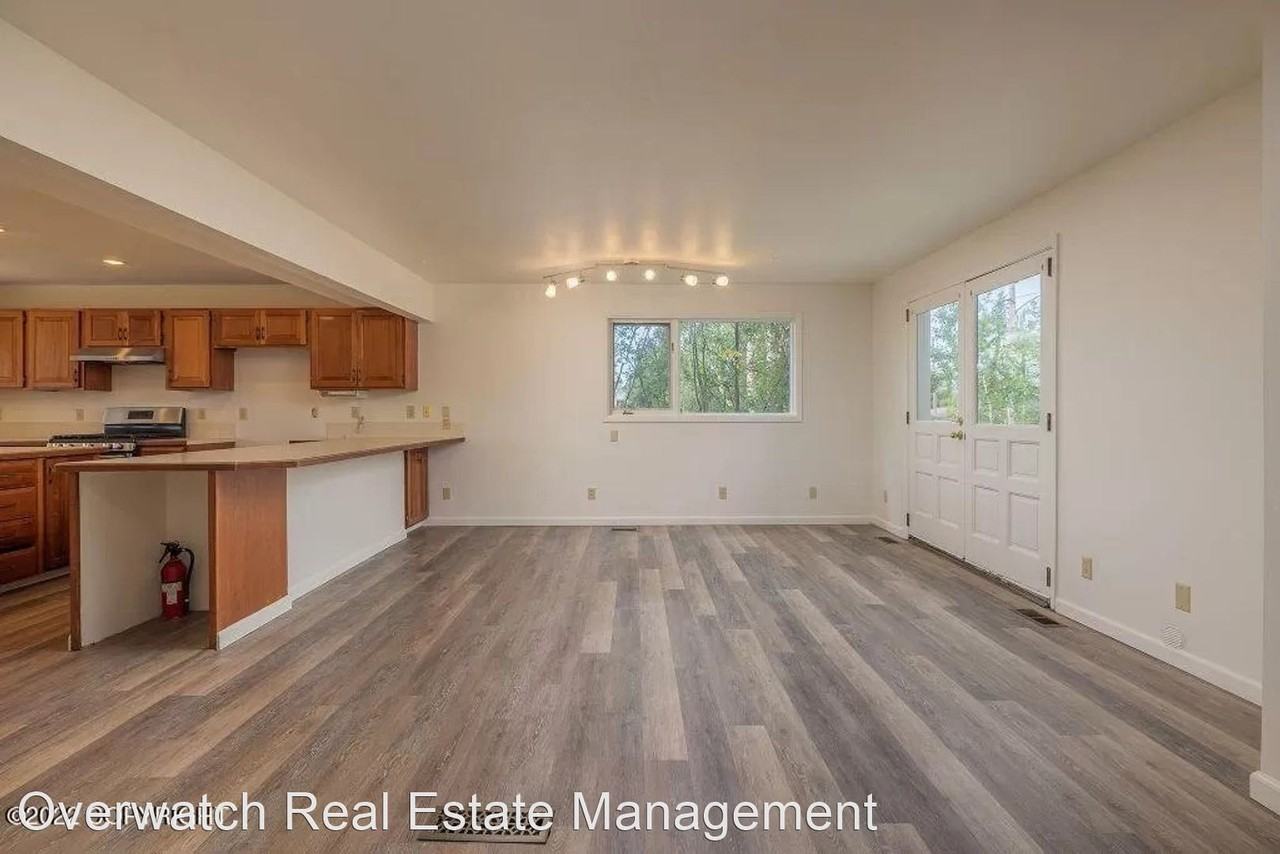 324 E Manor Avenue - Photo 3 of 12