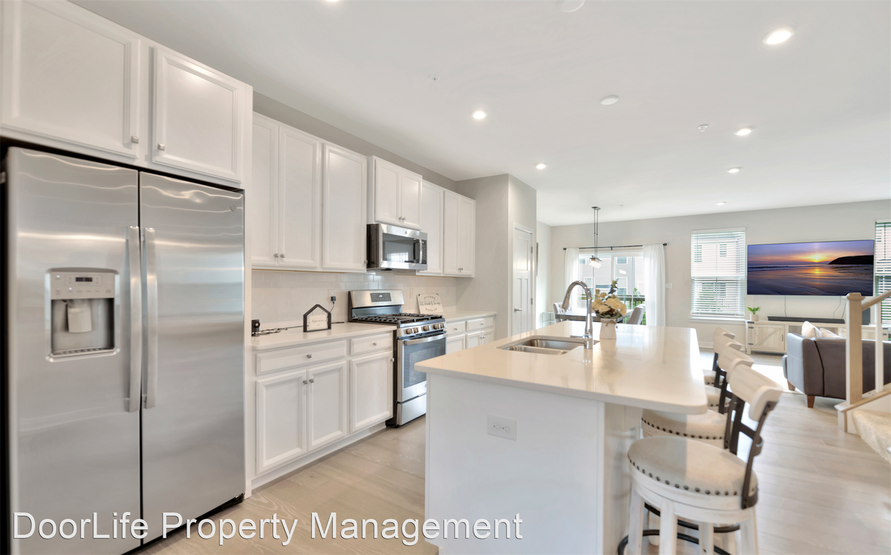 1204 Benjamin Dr - Photo 2 of 4