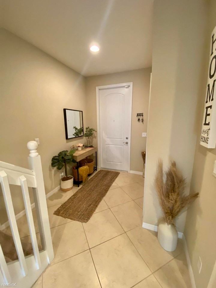 2622 Webb Ave - Photo 3 of 19