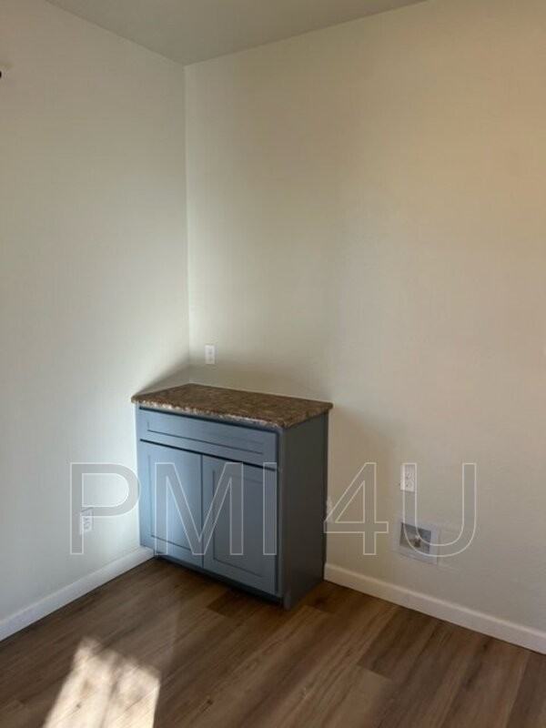 1307 Edith Blvd Se #1 - Photo 3 of 5