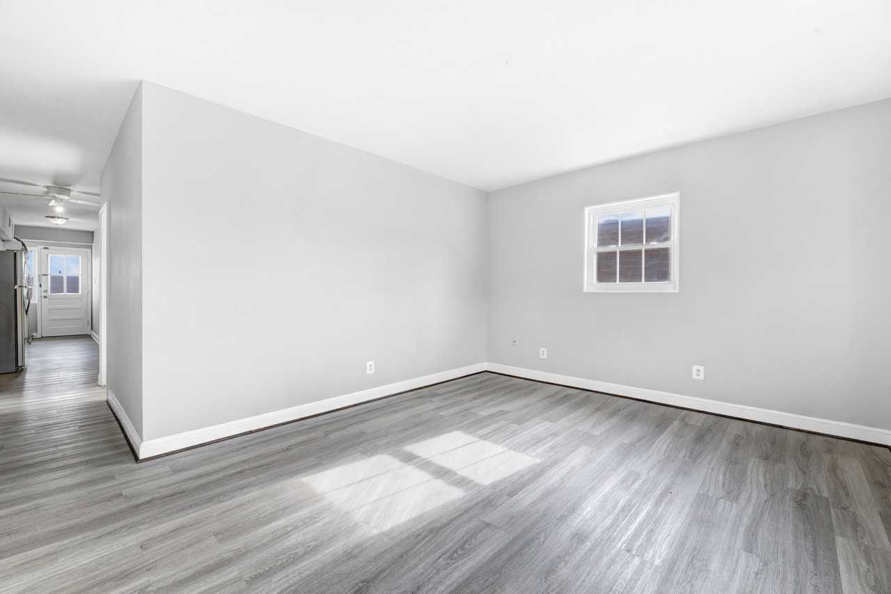 2407 21St Pl Ne - Photo 2 of 12