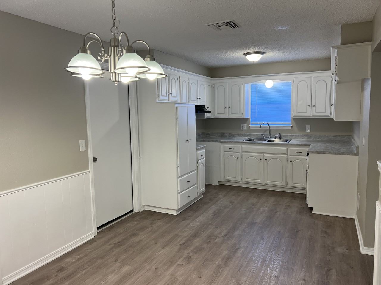 5412 S Huddleston Dr - Photo 3 of 9