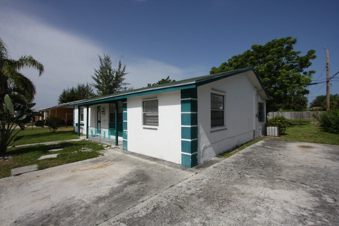 2201 Avenue H E - Photo 2 of 35