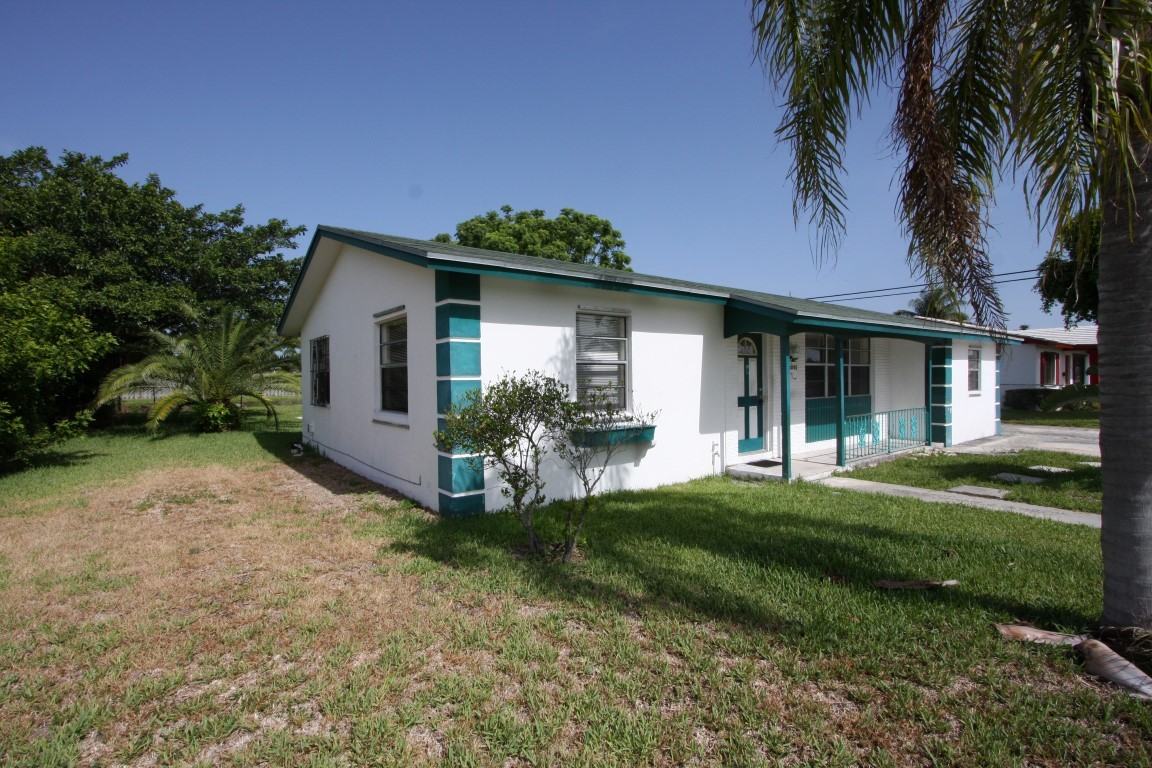 2201 Avenue H E - Photo 3 of 35