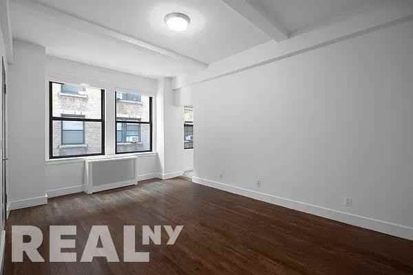 E 86th St #427 - Photo 2 of 6