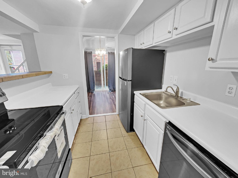 9300 Hagel Cir - Photo 4 of 15