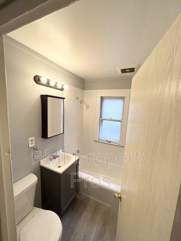 3823 N 39th St Lowr - Photo 3 of 4