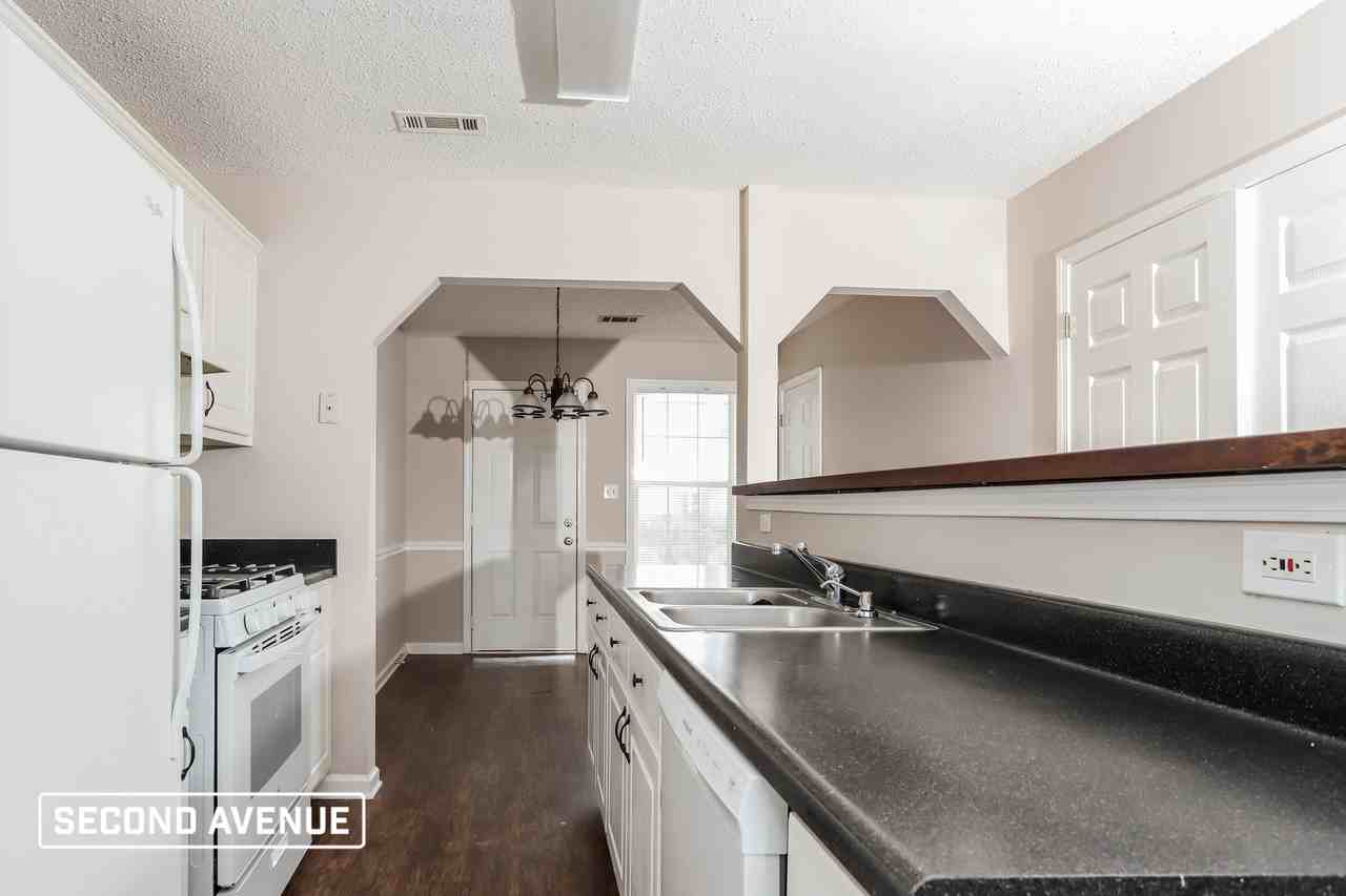 1402 N Hampton Dr - Photo 6 of 20