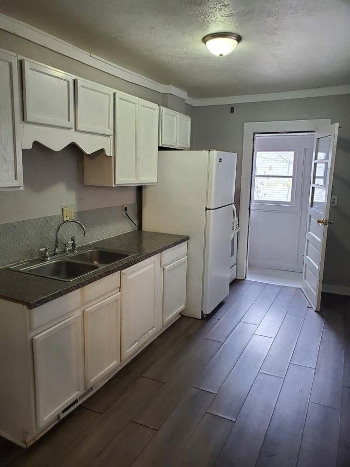 616 W 5th St #1 - Photo 5 of 12
