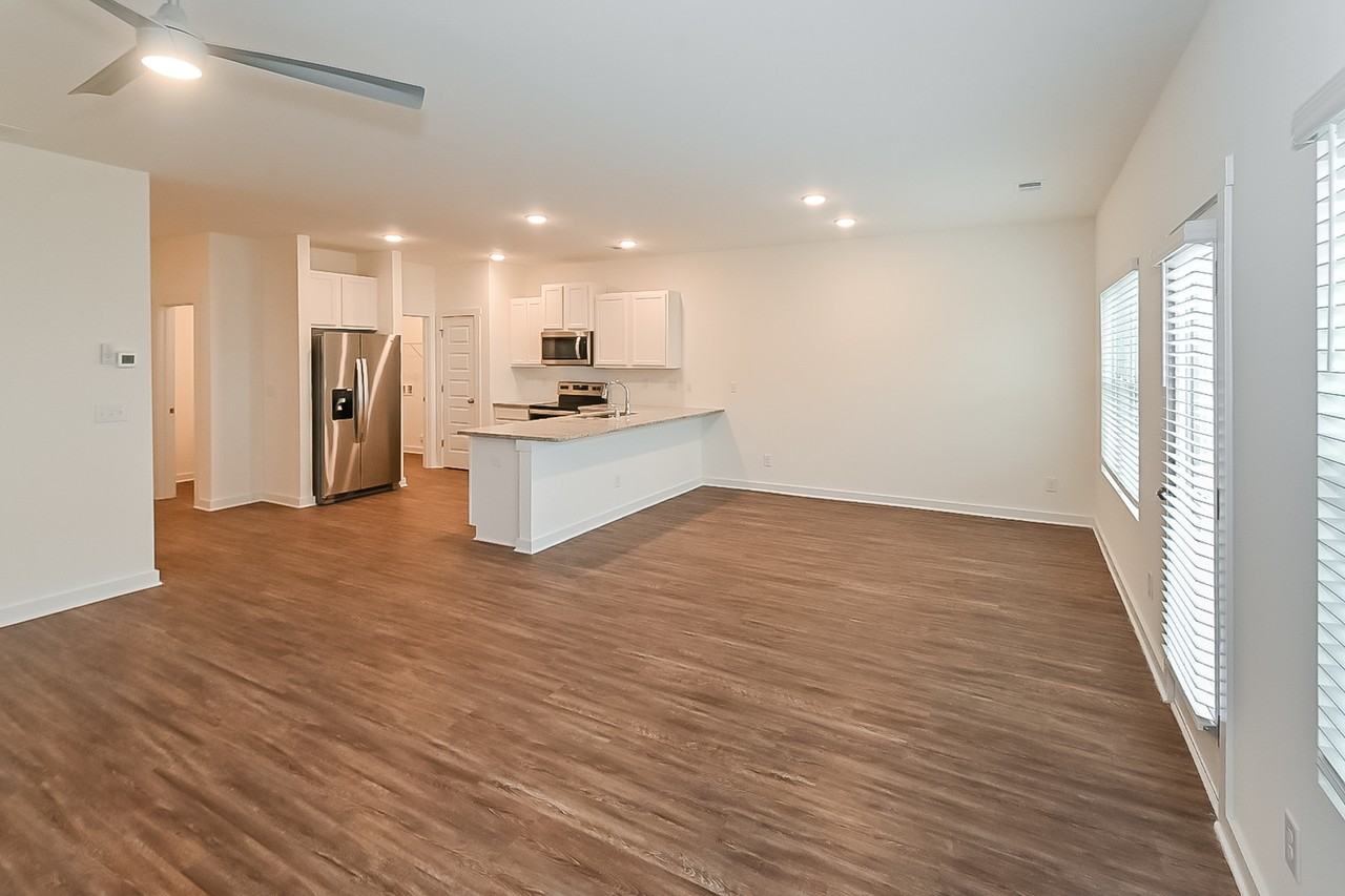 132 The Heights Dr - Photo 2 of 16