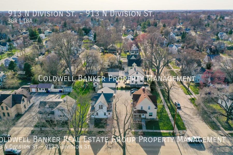 913 N Division St - Photo 3 of 16