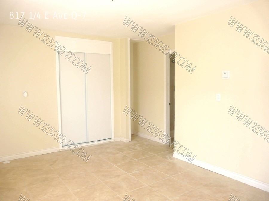 817 1/4 E Avenue Q7 - Photo 2 of 8