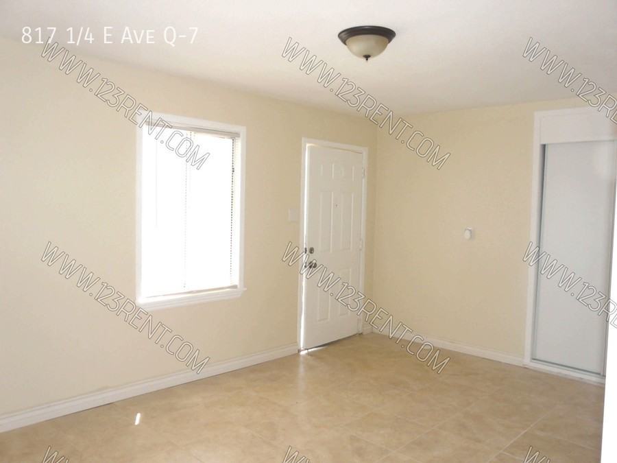 817 1/4 E Avenue Q7 - Photo 3 of 8