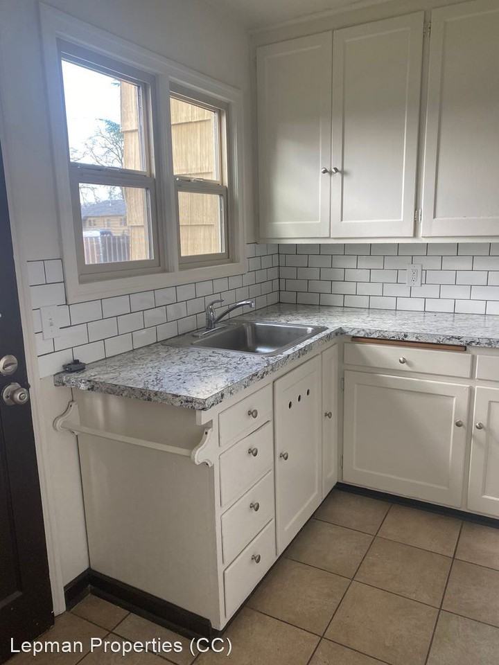 Jansen Manor 921 -11th Ave SW - Photo 2 of 11