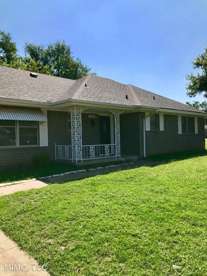 1445 Sw 70th St - Photo 2 of 23