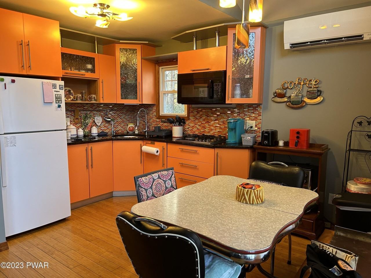 470 Oakwood Ct - Photo 2 of 36