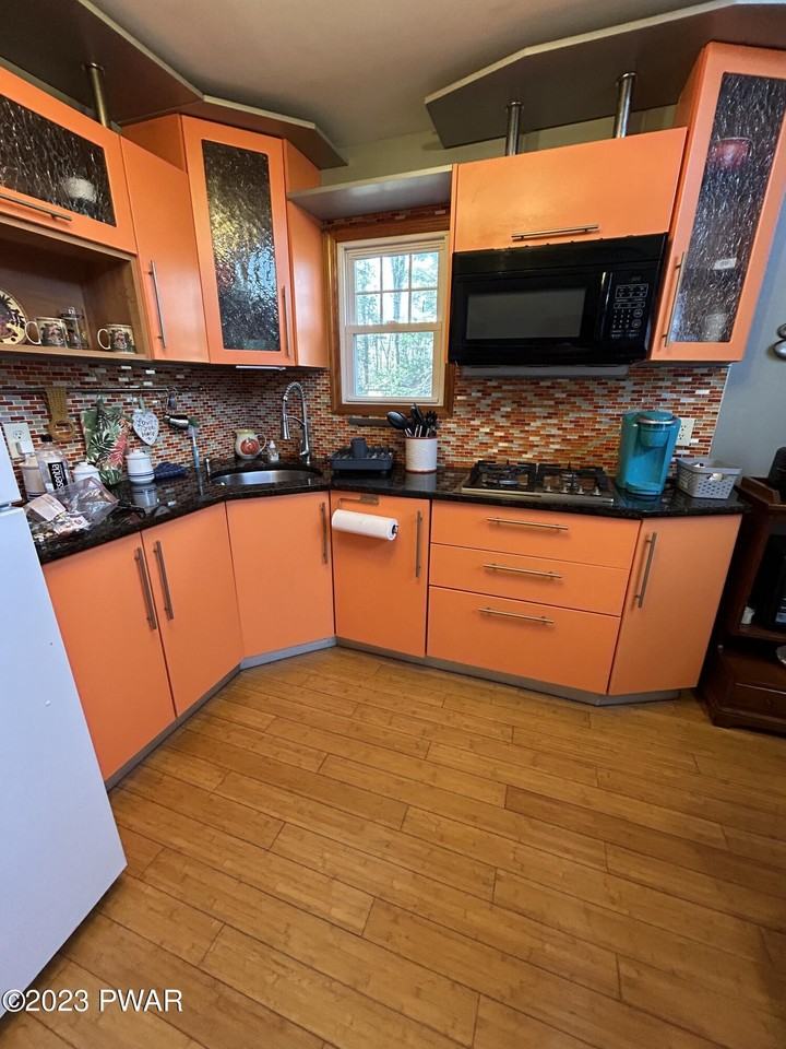 470 Oakwood Ct - Photo 3 of 36
