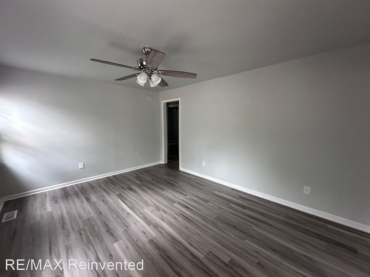 Three bedroom home near Masters - Photo 2 of 10