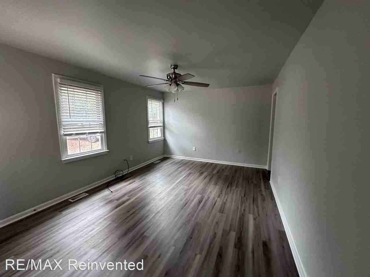 Three bedroom home near Masters - Photo 3 of 10