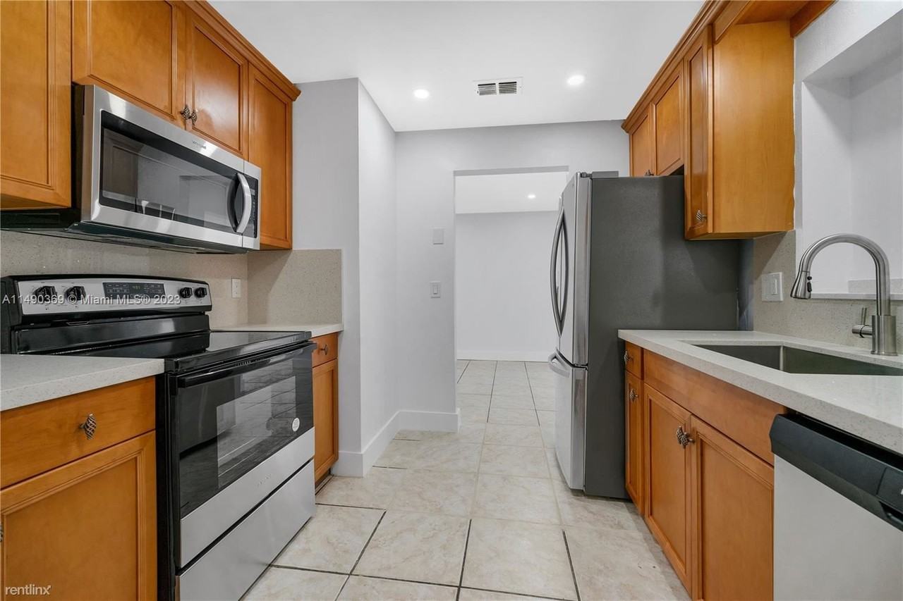 10731 Sw 28th St - Photo 2 of 16