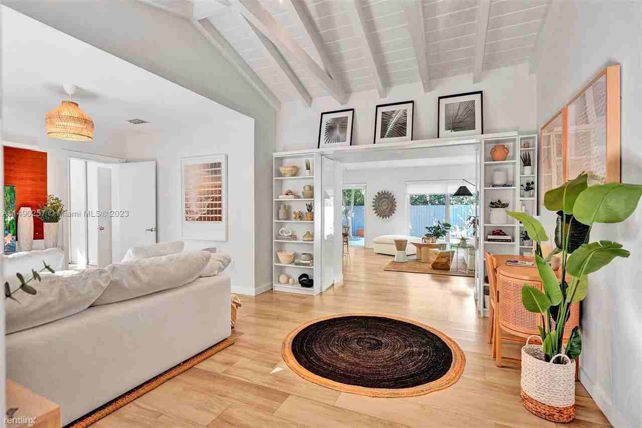 275 W Mashta Dr - Photo 3 of 33