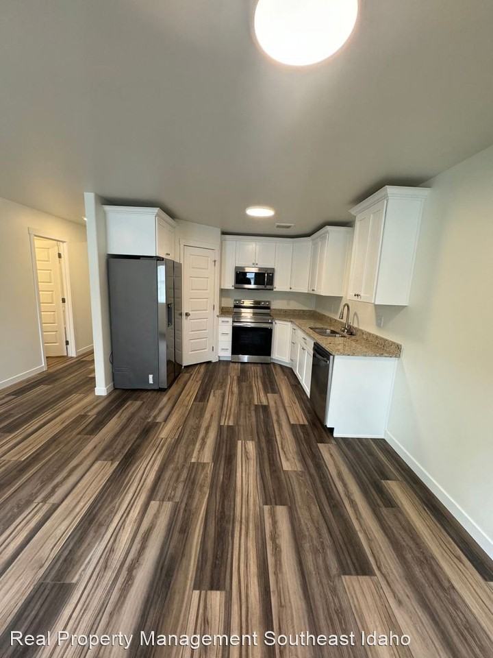 837 Golden Bear Ln - Photo 3 of 17