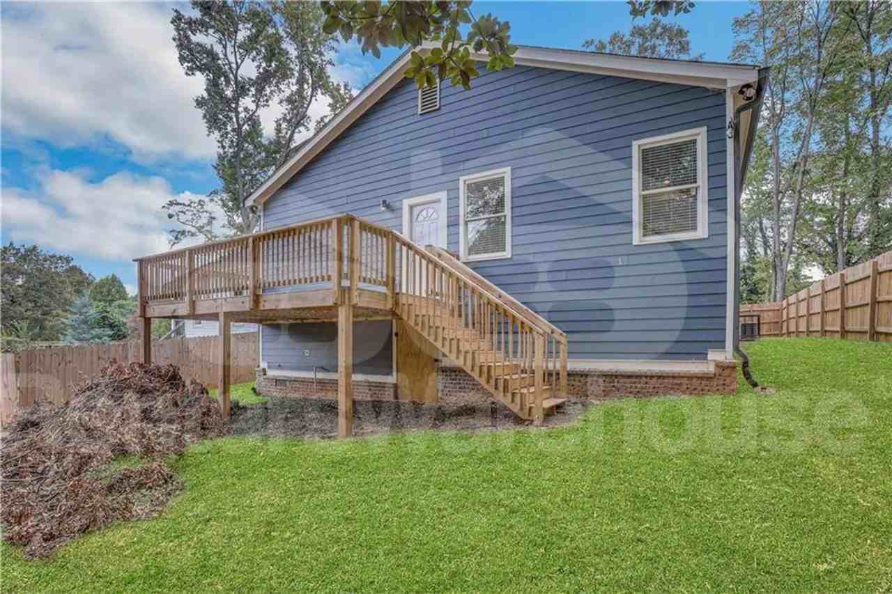 1070 Lucile Ave Sw - Photo 3 of 34