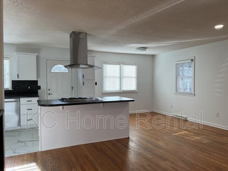 4900 Outlook Rd - Photo 3 of 48