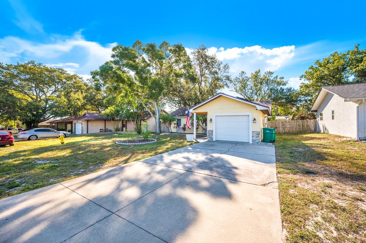 11414 Walsingham Rd - Photo 3 of 32